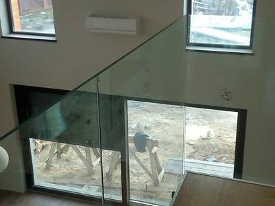 Piętro ze szklaną balustradą